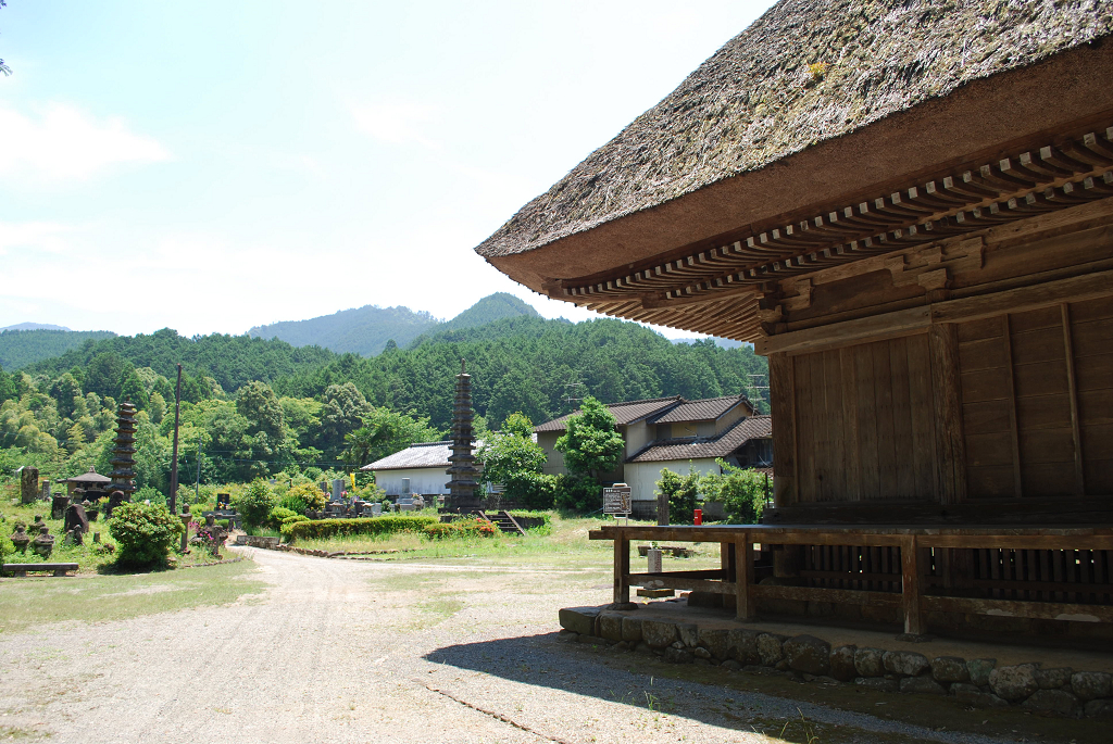 阿弥陀堂と石塔