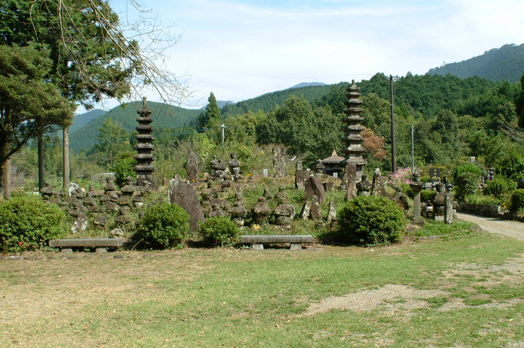 石造九重塔と石造七重石塔