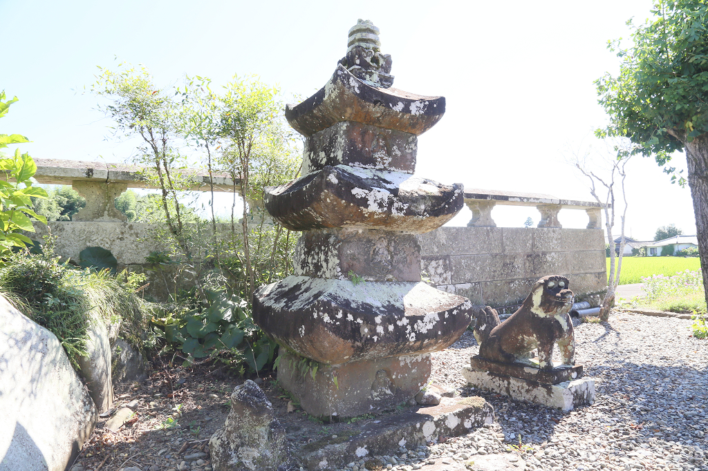 小池家三重石塔