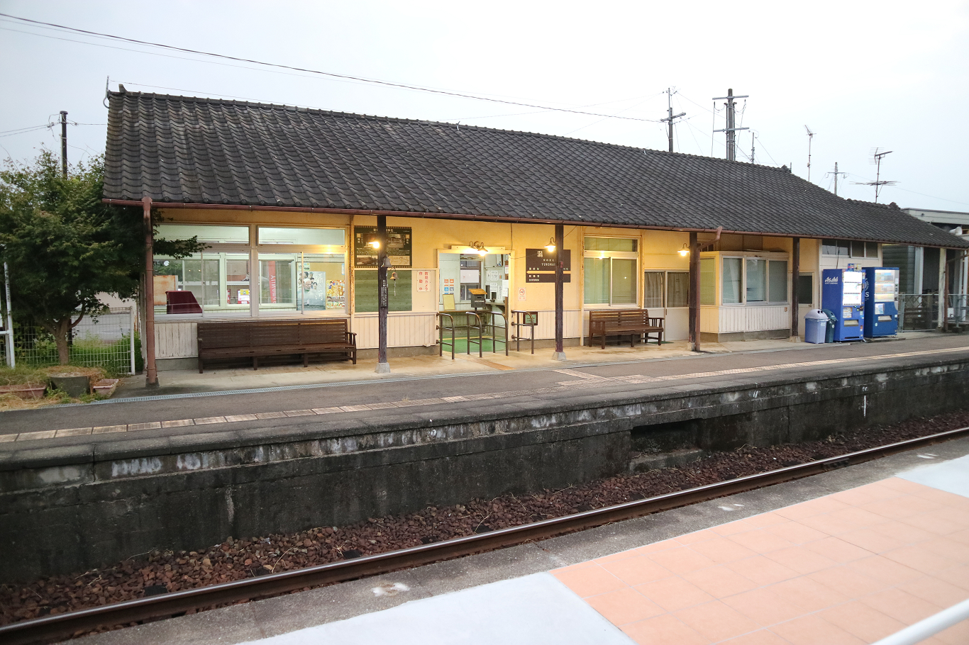 湯前駅舎改札口側とホーム
