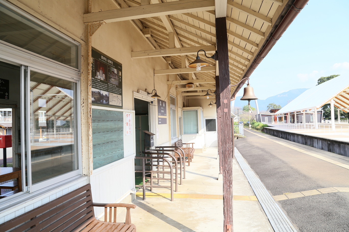 湯前駅舎ホーム側の庇